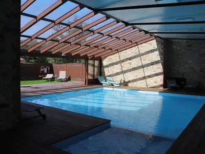 Piscine de l'établissement Gîte 18ème avec piscine couverte, terrasse et salle de jeux - 6 pers - FR-1-426-432 ou située à proximité