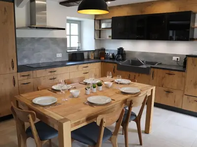 Cuisine ou kitchenette dans l'établissement Gîte 18ème avec piscine couverte, terrasse et salle de jeux - 6 pers - FR-1-426-432