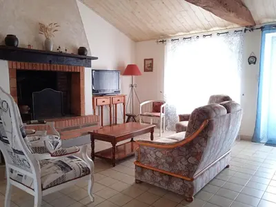 Télévision ou salle de divertissement dans l'établissement Charmant Gîte Rénové avec Jardin Privé, Cheminée et WiFi à Vairé, Vendée - FR-1-426-411