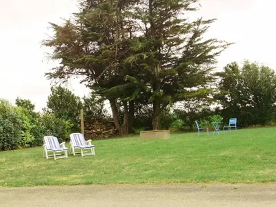 Jardin de l'établissement Charmant Gîte Rénové avec Jardin Privé, Cheminée et WiFi à Vairé, Vendée - FR-1-426-411
