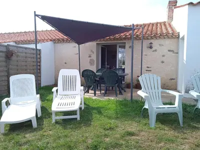 Terrasse ou espace extérieur de l'établissement Gîte authentique avec cheminée, terrasse privée, accessible PMR, pêche et activités ULM - Vendée - FR-1-426-431