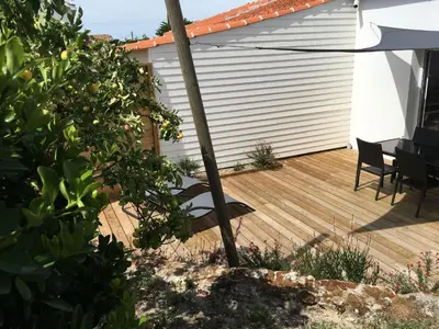 Jardin de l'établissement Maison rénovée proche mer avec terrasse, parking privé et wifi à Barbâtre - FR-1-426-440