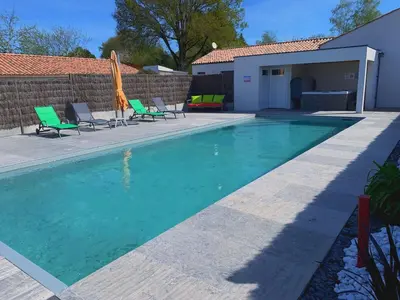 Piscine de l'établissement Maison de charme rénovée avec piscine, spa et proximité des plages vendéennes - FR-1-426-464 ou située à proximité