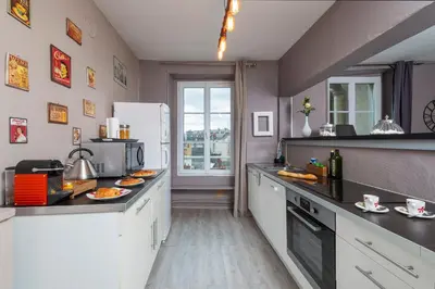 Cuisine ou kitchenette dans l'établissement Appartement calme et cosy, Place du Ralliement