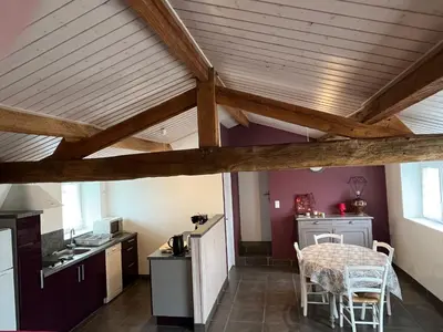 Cuisine ou kitchenette dans l'établissement Charmant gîte 2 pers avec terrasse privative et proche Vélo Rail - FR-1-426-466