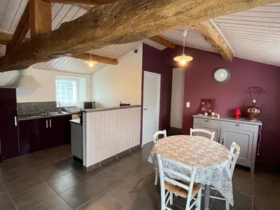Cuisine ou kitchenette dans l'établissement Charmant gîte 2 pers avec terrasse privative et proche Vélo Rail - FR-1-426-466