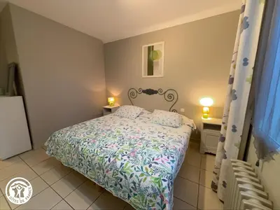 Un ou plusieurs lits dans un hébergement de l'établissement Gîte accessible PMR avec jardin clos, terrasses et proche Vélo Rail à Commequiers - FR-1-426-465
