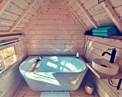 Salle de bains dans l'établissement Juste par hasard chambres d hôtes insolites à 140 m de la mer