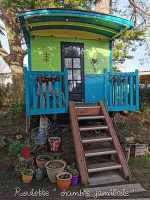 Jardin de l'établissement Juste par hasard chambres d hôtes insolites à 140 m de la mer