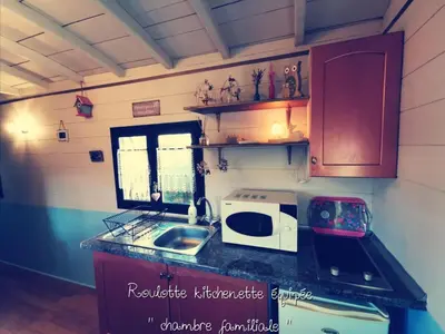 Cuisine ou kitchenette dans l'établissement Juste par hasard chambres d hôtes insolites à 140 m de la mer
