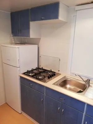 Cuisine ou kitchenette dans l'établissement Mobil home climatisé ETANG DE BESSE