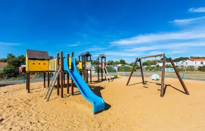 Aire de jeux pour enfants de l'établissement Mobil home climatisé ETANG DE BESSE