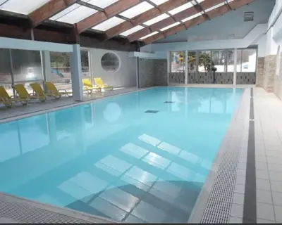 Piscine de l'établissement camping 4**** proche mer ou située à proximité
