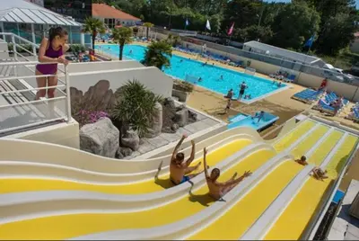Piscine de l'établissement camping 4**** proche mer ou située à proximité