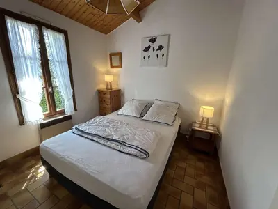 Un ou plusieurs lits dans un hébergement de l'établissement Maison avec Jardin, à 300m de la Plage, 2 Chambres, 4 Couchages, Terrasse et Barbecue - FR-1-224B-158