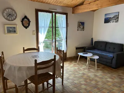 Coin salon dans l'établissement Maison avec Jardin, à 300m de la Plage, 2 Chambres, 4 Couchages, Terrasse et Barbecue - FR-1-224B-158