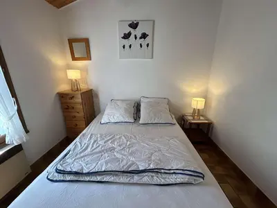 Un ou plusieurs lits dans un hébergement de l'établissement Maison avec Jardin, à 300m de la Plage, 2 Chambres, 4 Couchages, Terrasse et Barbecue - FR-1-224B-158