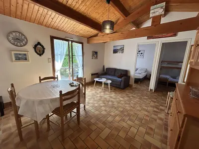 Coin salon dans l'établissement Maison avec Jardin, à 300m de la Plage, 2 Chambres, 4 Couchages, Terrasse et Barbecue - FR-1-224B-158