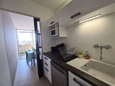Cuisine ou kitchenette dans l'établissement Appartement cosy 4 pers, proche plage et commerces, balcon, parking privé - Saint-Hilaire-de-Riez - FR-1-224C-149