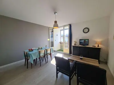 Télévision ou salle de divertissement dans l'établissement Appartement cosy 4 pers, proche plage et commerces, balcon, parking privé - Saint-Hilaire-de-Riez - FR-1-224C-149