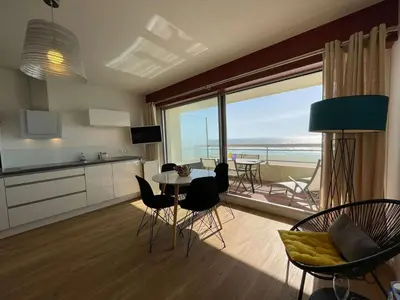 Cuisine ou kitchenette dans l'établissement Grand studio cabine 4 pers, balcon, rénové, proche océan, Saint-Hilaire-de-Riez - FR-1-224C-160