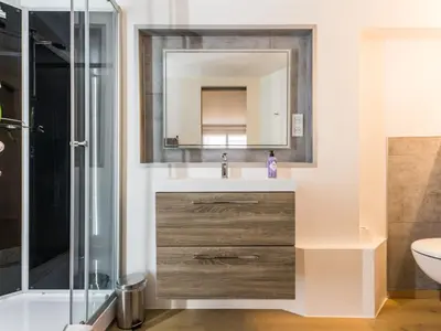 Salle de bains dans l'établissement Maison de ville à St Nazaire, près du front de mer, climatisée, 3 chambres avec sdb privatives, WiFi - FR-1-306-1203