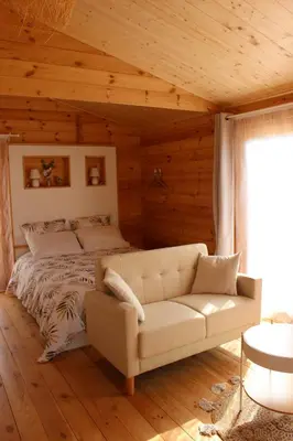 Coin salon dans l'établissement CHALET ESPRIT ZEN et NATURE AVEC SPA