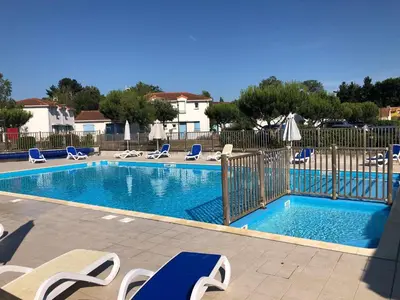 Piscine de l'établissement Maisonnette 4 pers avec terrasse privée et accès piscine, proche océan - Saint-Brevin-les-Pins - FR-1-364-102 ou située à proximité