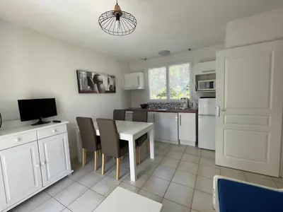 Cuisine ou kitchenette dans l'établissement Maisonnette 4 pers avec terrasse privée et accès piscine, proche océan - Saint-Brevin-les-Pins - FR-1-364-102