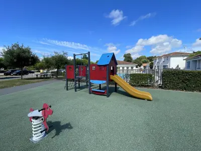 Aire de jeux pour enfants de l'établissement Maisonnette 4 pers avec terrasse privée et accès piscine, proche océan - Saint-Brevin-les-Pins - FR-1-364-102