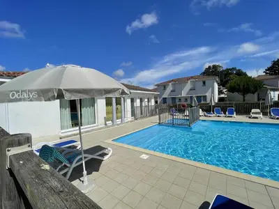 Piscine de l'établissement Maisonnette 4 pers avec terrasse privée et accès piscine, proche océan - Saint-Brevin-les-Pins - FR-1-364-102 ou située à proximité