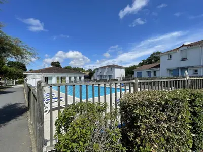 Piscine de l'établissement Maisonnette 4 pers avec terrasse privée et accès piscine, proche océan - Saint-Brevin-les-Pins - FR-1-364-102 ou située à proximité