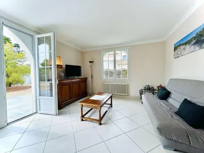 Télévision ou salle de divertissement dans l'établissement Séjour enchanteur à Pornichet : Maison 3 pièces, 6 couchages, proche plage avec jardin et terrasse sud - FR-1-245-155