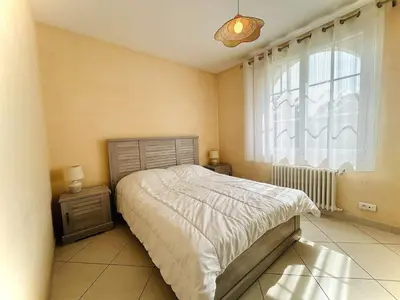Un ou plusieurs lits dans un hébergement de l'établissement Séjour enchanteur à Pornichet : Maison 3 pièces, 6 couchages, proche plage avec jardin et terrasse sud - FR-1-245-155