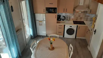 Cuisine ou kitchenette dans l'établissement Maison de vacances 300 m de la mer proche forêt