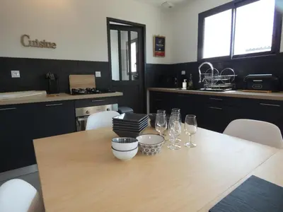 Cuisine ou kitchenette dans l'établissement Maison familiale près de la mer, animaux admis, jardin - FR-1-540-137