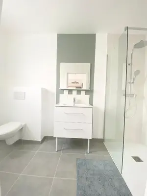 Salle de bains dans l'établissement Belle maison de 140m2, proche centre ville