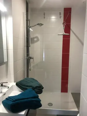 Salle de bains dans l'établissement Les Papoulis