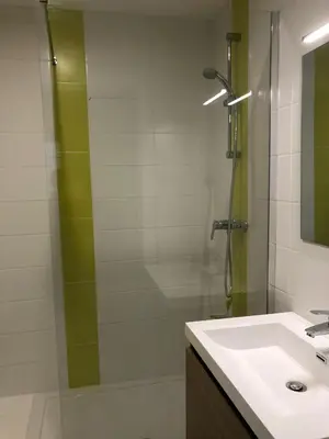 Salle de bains dans l'établissement Les Papoulis