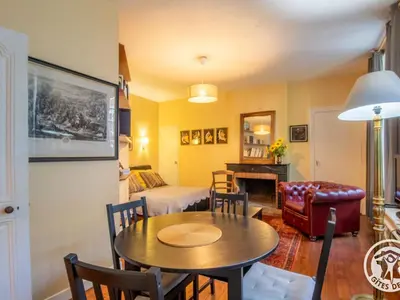 Coin salon dans l'établissement Charmant Appartement Central à Angers - Tout Inclus, Wifi, Proche Gare et Patrimoine - FR-1-622-6
