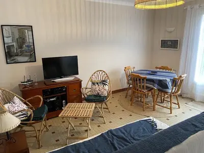 Télévision ou salle de divertissement dans l'établissement Maison avec jardin à 140m de la Plage