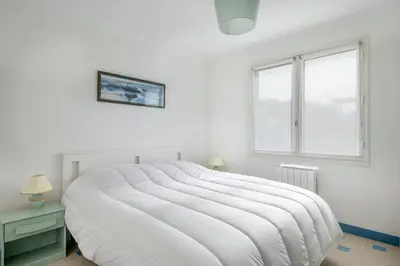 Un ou plusieurs lits dans un hébergement de l'établissement Maison avec jardin à 140m de la Plage