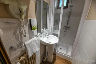 Salle de bains dans l'établissement Logis Hôtel La Chaumière
