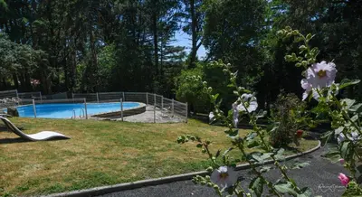Piscine de l'établissement Logis Hôtel La Chaumière ou située à proximité
