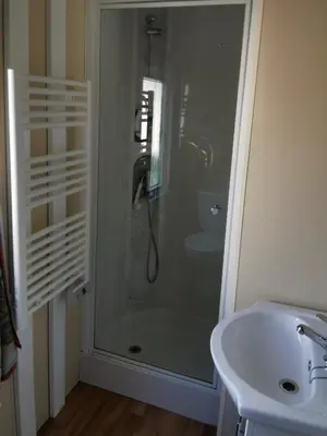 Salle de bains dans l'établissement Camping les Bois Mobil home Grand Luxe 3ch 2sdb