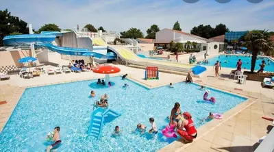 Piscine de l'établissement Camping les Bois Mobil home Grand Luxe 3ch 2sdb ou située à proximité