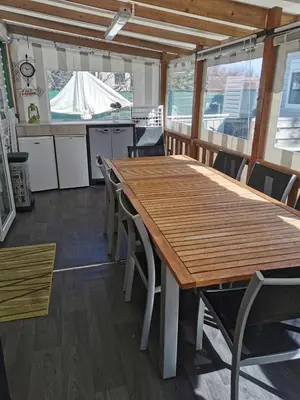 Cuisine ou kitchenette dans l'établissement Camping les Bois Mobil home Grand Luxe 3ch 2sdb