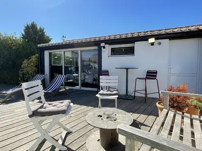 Balcon ou terrasse dans l'établissement Maison au calme, 3 chambres, proche commerces et plages, jardin sans vis-à-vis, terrasse équipée - FR-1-224B-138