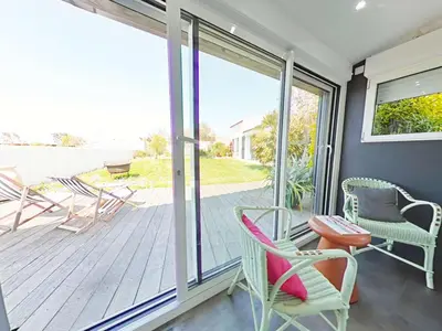 Balcon ou terrasse dans l'établissement Maison au calme, 3 chambres, proche commerces et plages, jardin sans vis-à-vis, terrasse équipée - FR-1-224B-138