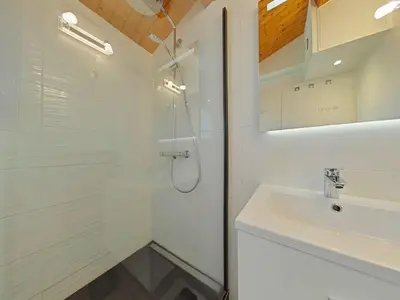 Salle de bains dans l'établissement Maison au calme, 3 chambres, proche commerces et plages, jardin sans vis-à-vis, terrasse équipée - FR-1-224B-138
